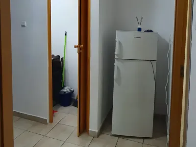 frigider in bucatarie garsoniera de inchiriat Sector 2 Bucuresti